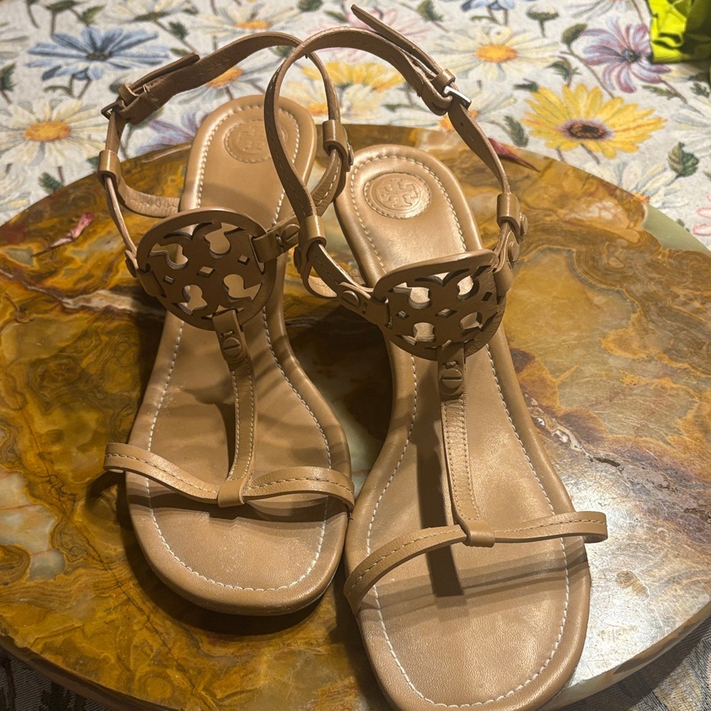 Tory Burch Beige Leather T-Strap Sandals with Logo Cutout!!  Neutral Color!